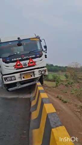 कटनी नगर: कटनी: जुहला-जुहली ब्रिज पर रैलिंग तोड़ फंसा ट्रक, चालक मौके से फरार