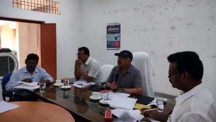 कुरडेग: डीसी ने प्रखंड कार्यालय कुरडेग का निरीक्षण किया, अधिकारियों व कर्मियों के साथ की बैठक