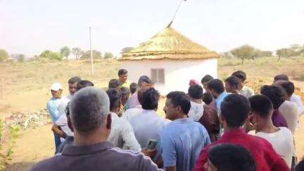नवलगढ़: झाझड़ गांव के जोहड़ में अतिक्रमण को लेकर ग्रामीणों का फूटा आक्रोश, युवकों को दौड़ने से मना करने पर मामला बढ़ा