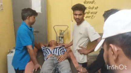 धामपुर: नहटौर के नूरपुर मार्ग पर कार की टक्कर से दो बाइक सवार गंभीर रूप से घायल, सीएचसी में कराया गया भर्ती