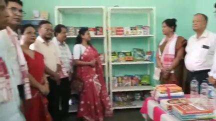 বৰক্ষেত্ৰী: জিলা আয়ুক্ত বৰ্ণালী ডেকাই দৰঙ্গীপাৰা নামঘৰ প্ৰাংগনত ৰাজহুৱা পুথিভঁৰালৰ পঢ়া কেন্দ্ৰৰ কৰে আনুষ্ঠানিকভাৱে উদ্বোধন