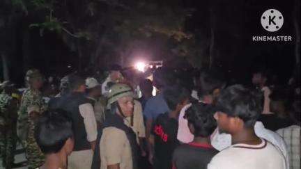 পশ্চিম যোৰহাট: যোৰহাটৰ চাংচোৱা চাহ বাগিচাৰ চিকিৎসালয়ত উত্তপ্ত পৰিস্থিতি , একাংশই ভাঙি দিয়ে চিকিৎসালয়ৰ কেইবাটাও কোঠাৰ গ্লাচ
