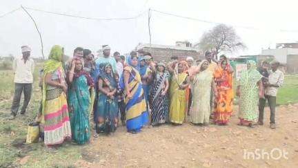 विदिशा नगर: हरिपुरा खिरिया में बिजली विभाग ने चोरी से जल रही लाइट के कारण 30 घरों की बिजली काटी, लोगों ने घेरा