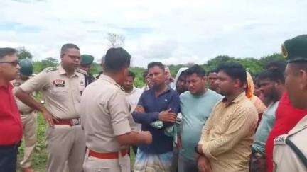 উদয়পুর: সরকারি জাগাতে লাগানো গাছ কাটাকে কেন্দ্র করে উত্তপ্ত পরিবেশ সৃষ্টি হয় রাইয়াবাড়িতে, উপস্থিত অতিরিক্ত পুলিশ সুপার