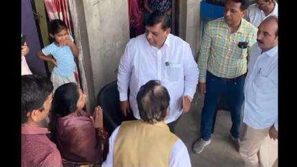 काटोल: कोंढाळी येथे वादळी पावसात विजेचा फटका बसून मृत्यू, आमदार चरणसिंग ठाकूर यांनी पीडित कुटुंबीयांची घेतली भेट