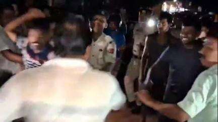 উদয়পুর: উদয়পুর ছনবন এলাকায় ড্রাগস বিক্রি করতে এসে অটো গাড়ি দিয়ে স্থানীয়দের হাতে গণধোলাই খায় তিনজন পরবর্তী সময়ে গ্রেপ্তার