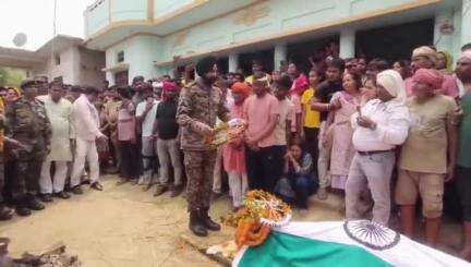 बरहज: लार के जनुवा गांव में करंट की चपेट में आने से एक सेना के जवान की मौत, आज पूरे सम्मान के साथ हुआ अंतिम संस्कार