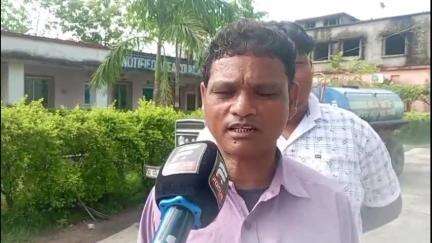 ବଲାଙ୍ଗୀର: ତୁଷୁରା ଏନଏସି କାର୍ଯ୍ୟାଳୟ ସମ୍ମୁଖରେ ଧାରଣା ଦେଇ ପ୍ରତିକ୍ରିୟା ରଖିଲେ ସଫେଇ କର୍ମଚାରୀ ପଙ୍କଜ ଛତ୍ରିଆ