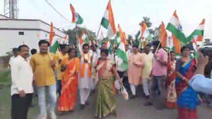 পাড়া: সেনাবাহিনী দের ধন্যবাদ জানাতে ও বীর শহীদ দের শ্রদ্ধা নিবেদন করতে পাড়া বাজারে তিরঙ্গা যাত্রার আয়োজন