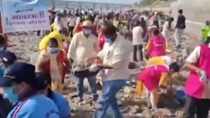 અમદાવાદ શહેર: નદીના પટમાં ઉતરી  સફાઈ અભિયાનમાં સહભાગી બન્યા રાજ્યપાલ