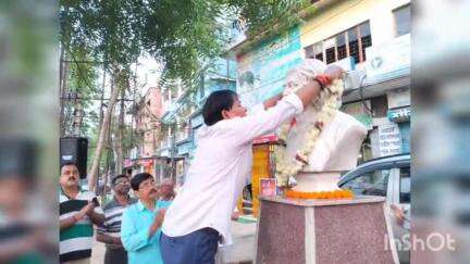 গঙ্গারামপুর: গঙ্গারামপুর পৌরসভার উদ্যোগে কাজী নজরুল ইসলামের জন্মদিন পালন,আবক্ষ মূর্তিতে মাল্যদান করলেন চেয়ারম্যান