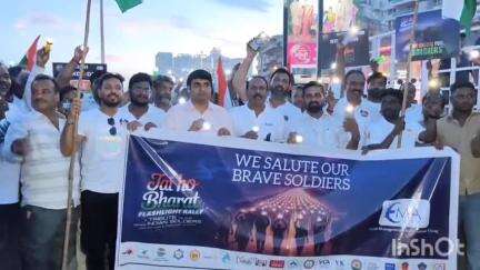 విశాఖపట్నం: ఆపరేషన్ సింధూర్ లో విరోచత పోరాటం చేసిన భారత సైనికులకు సెల్యూట్ చెబుతూ  ఈవెంట్ మేనేజ్మెంట్ అసోసియేషన్ ఫ్లాష్ లైట్ ర్యాలీ