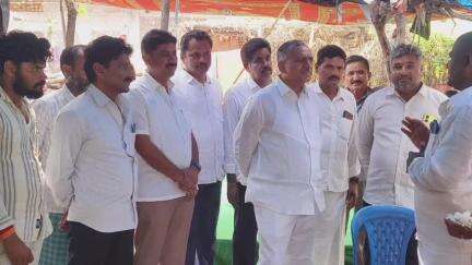 భూపాలపల్లి: భూపాలపల్లి మండలంలోని పలు గ్రామాల పర్యటించి బాధితులను పరామర్శించిన మాజీ ఎమ్మెల్యే