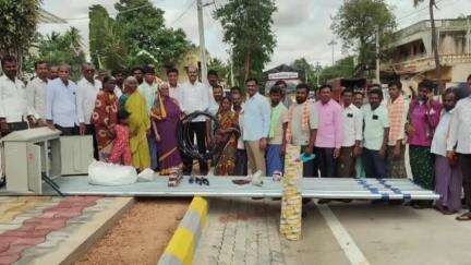 ಹಗರಿಬೊಮ್ಮನಹಳ್ಳಿ: ಶಾಸಕರ ಜನಸಂಪರ್ಕ ಕಚೇರಿ ಬಳಿ ಗಂಗಾಕಲ್ಯಾಣ ಯೋಜನೆ ಫಲಾನುಭವಿಗಳಿಗೆ ಶಾಸಕರಿಂದ ಸಾಮಗ್ರಿ ವಿತರಣೆ