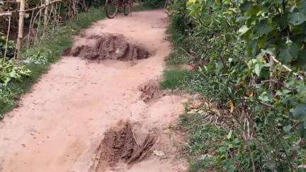 কেশপুর: বর্ষার আগেই বেহাল বাগরুই এলাকার গ্রামীণ রাস্তা, মেরামতের আশ্বাস দিলেন আধিকারিক