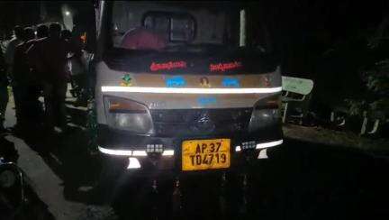 ఉండి: పెన్నాడపాలెంలో గోవుల అక్రమ రవాణా అడ్డుకున్న గో రక్షక్ దళ్,విహెచ్పి,RSS సంఘాల నాయకులు
