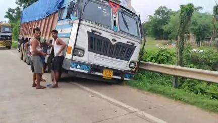 নারায়ণগড়: শ্যামপুরা জাতীয় সড়কে দুর্ঘটনার কবলে পড়লো একটি মাল বোঝাই লরি