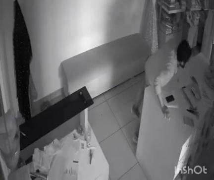 താമരശ്ശേരി: താമരശ്ശേരി പഴയ ബസ് സ്റ്റാൻഡിനു സമീപത്തെ ടൈലറിംഗ് സ്ഥാപനത്തിൽ നിന്ന് മൊബൈൽ ഫോൺ മോഷണം പോയി. കവർച്ചയുടെ ദൃശ്യങ്ങൾ പുറത്ത്.