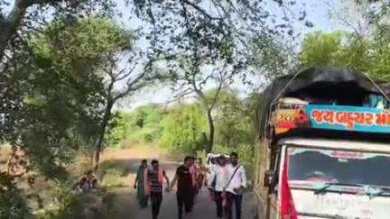 દાંતા: ઝાલાભાઇની મુવાડીથી અંબાજી પગપાળા સંઘ પ્રસ્થાન,કાળજાળ ગરમીમાં ભક્તો 215 km ચાલીને અંબાજી પહોંચશે.