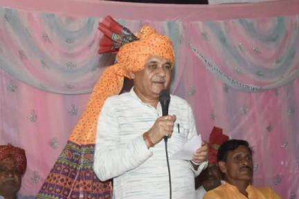शुजालपुर: ग्राम किसोनी में मंत्री इंदर सिंह परमार ने महाराणा प्रताप धर्मशाला में बनाए गए टीन शेड का किया लोकार्पण