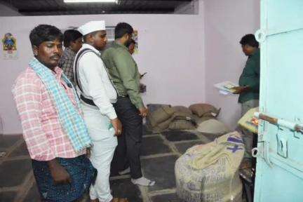 ఎమ్మిగనూరు: ఎమ్మిగనూరు మండలం వెంకటాపురంలో చౌక ధరల దుకాణంలో తనిఖీ చేసిన సబ్ కలెక్టర్ మౌర్య భరద్వాజ్...