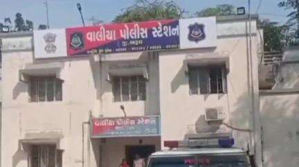 વાલિયા: વાલિયા પોલીસે સોડગામના ખાડી ફળિયામાં જુગાર રમાડતી મહિલાને ઝડપી પાડી હતી.