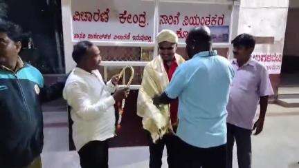 ಜಮಖಂಡಿ: 'ಆಪರೇಷನ್ ಸಿಂಧೂರ್' ಯುದ್ಧದಲ್ಲಿ ಭಾಗವಹಿಸಿ ಸ್ವಗ್ರಾಮಕ್ಕೆ ಆಗಮಿಸಿದ ಯೋಧನಿಗೆ ಪಟ್ಟಣದಲ್ಲಿ ಸ್ವಾಗತ