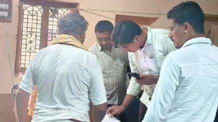 పత్తికొండ: తుగ్గలి మండలంలో ఆర్డీవో భరత్ నాయక్ రేషన్ దుకాణాలను ఆకస్మిక తనిఖీ జూన్ 1 నుంచి రేషన్ షాప్ వద్ద బియ్యం పంపిణీ