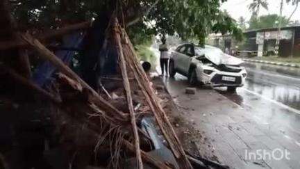 അമ്പലപ്പുഴ: രാമങ്കരി എസ്.ബി.ഐക്ക് സമീപം കാർ കടയിലേക്ക് ഇടിച്ച് കയറി അപകടം, കട പൂർണമായും തകർന്നു