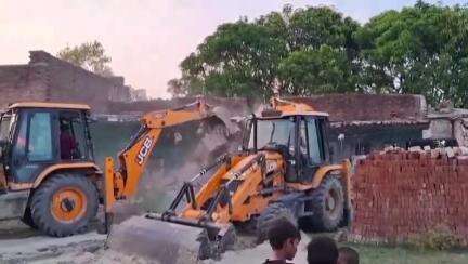 नौगढ़: नौगढ़ तहसील के सिंगरहा में खलिहान की जमीन पर बने अवैध मदरसे को प्रशासन ने बुलडोजर चला कर करवाया खाली, वीडियो हुआ वायरल