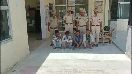 फुलेरा मु. सांभर: नरेना थाना पुलिस ने अवैध खनन परिवहन करते हुए ट्रैक्टर ट्राली में शराब बेचते हुए चार जनों को किया गिरफ्तार