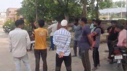 बिसवां: बिसवां नगर में पोस्टर चौराहे पर ट्रक की टक्कर से ठेलिया सवार मजदूर की मौके पर मौत