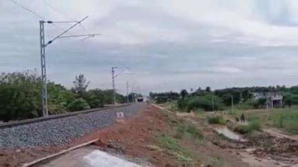 நன்னிலம்: புதிதாக அமைக்கப்பட்டபேரளம் காரைக்கால் இடையிலான ரயில் வழித்தடத்தில் அதிவேக விரைவு ரயில் மூலம் ரயில்வே பாதுகாப்பு அதிகாரிகள் சோதனை