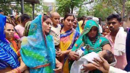 उन्नाव: गंगाघाट कोतवाली क्षेत्र के त्रिभुवनखेड़ा के पास ट्रक की चपेट में आने से युवक की मौत, पोस्टमार्टम हाउस में पत्नी बेहाल