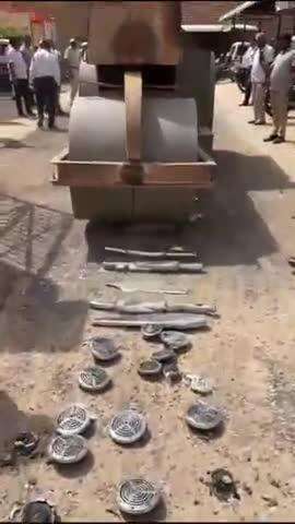 बीकानेर: ट्रैफिक पुलिस की कार्रवाई में 140 मॉडिफाइड साइलेंसर और 50 प्रेशर हॉर्न पर चला बुलडोजर