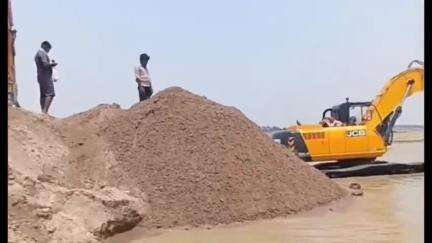 बबेरू: चरका में यमुना नदी के खंड संख्या 2 व 5 में अवैध मोरम का खनन, पोकलैंड मशीन से नदी का सीना छलनी कर निकाली जा रही मोरम