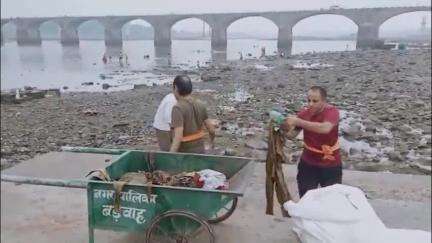 बड़वाह: अमावस्या से पहले रामभक्तों और हनुमान भक्तों की टीम ने बड़वाह के नर्मदा घाट पर चलाया सफाई अभियान