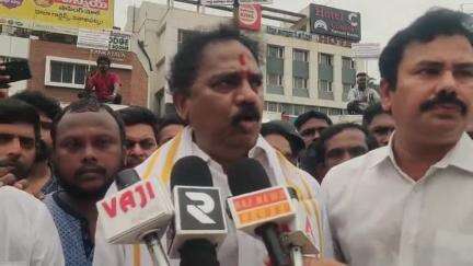 విశాఖపట్నం: YSR జిల్లా మైలవరం మండలంలో మూడేళ్ల బాలికపై దారుణ హత్యాచారం ఘటన దారుణం. మాజీ ఎమ్మెల్యే వాసుపల్లి గణేష్ కుమార్
