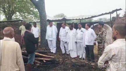सिमरी: नगपुरा गांव में अग्नि पीड़ितों से मिले विधायक, आर्थिक मदद और सरकारी सहायता राशि देने का दिया निर्देश