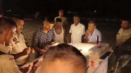 দাংতল ৰাজহ চক্ৰ: নিশা কাজলগাঁৱত ৩ টা প্লাষ্টিকৰ কন্টেনাৰ ড্ৰাগছ সহ এজনক আটক কাজলগাঁৱত জনালে আৰক্ষীয়ে