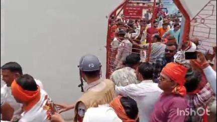 कटनी नगर: कटनी रेलवे स्टेशन पर हनुमान मंदिर के सामने की दीवार हटाने पर बजरंग दल कार्यकर्ताओं का प्रदर्शन