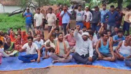 जामा: भोड़ाबदार गांव में ग्रामीणों ने सड़क निर्माण कार्य नहीं होने से नाराज़ होकर किया प्रदर्शन