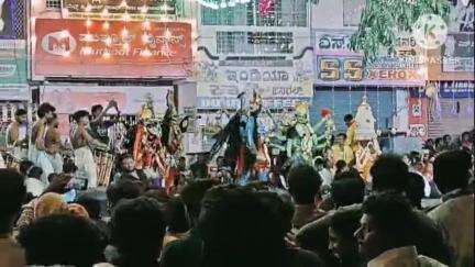 ಚಿಕ್ಕಬಳ್ಳಾಪುರ: ನಗರದ ಬಾಪೂಜಿನಗರದಲ್ಲಿ ಸಾವಿರಾರು ಜನರ ನಡುವೆ ವಿಜೃಂಭಣೆಯಿಂದ ನಡೆದ ದ್ರೌಪತಮ್ಮನವರ ಕರಗ ಮಹೋತ್ಸವ