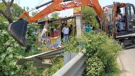 খড়গপুর ১: বর্ষা আসন্ন, খড়গপুর পৌর এলাকার নিকাশী নালা সংস্কারে নামলো আর্থ মুভার