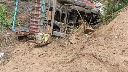 ओरमांझी: ओरमांझी और रामगढ़ के बीच घाटी में ट्रक पलटा, किसी के हताहत होने की सूचना नहीं
