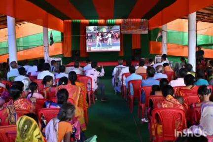 মৰিগাঁও: জাগীৰোড সমষ্টিৰ বুঢ়াবুঢ়ী গাঁও পঞ্চায়তৰ ৩৪নং বুথত আয়োজন কৰা 'মন কী বাত কাৰ্যসূচীত উপস্থিত মন্ত্রী পিযুষ হাজৰিকা