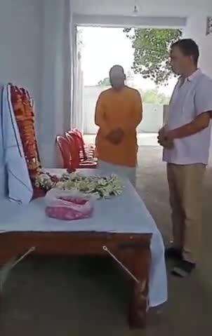 नरवल: महाराजपुर में पहलगाम आतंकी हमले में मारे गए शुभम द्विवेदी के घर पहुंचे हास्य कलाकार राजीव निगम