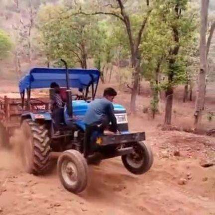 कवर्धा: ग्राम बेलापानी में ईट से भरे ट्रैक्टर के सामने युवक को बैठाकर पहाड़ में चढ़ाते वीडियो हुआ वायरल