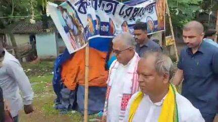 খড়গপুর ১: খড়গপুরে ছোট আয়মা এলাকায় শোলাপুরি মাতা পুজো মন্দির প্রাঙ্গনে দিলীপ ঘোষ, সেলফি তোলার হিড়িক মহিলা ভক্তদের