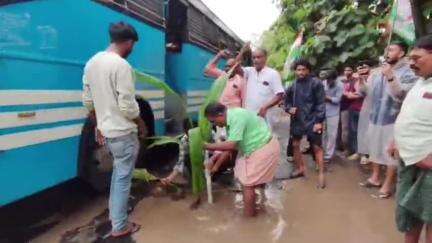 ചാവക്കാട്: ചാവക്കാട്-ചേറ്റുവ റോഡിന്റെ ശോചനീയാവസ്ഥ, കുഴിയിൽ തെങ്ങിൻ തൈ നട്ട് യൂത്ത് കോൺഗ്രസ് പ്രതിഷേധം